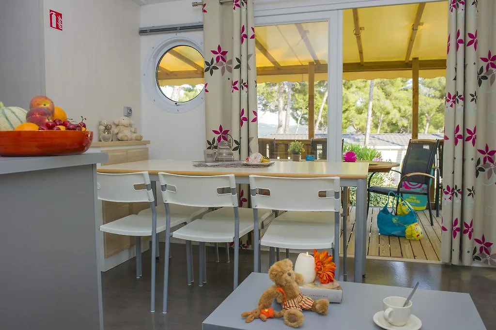 Hôtel Camping Les Dauphins à Saint-Cyr-sur-Mer 3*,